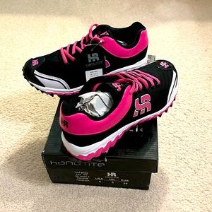 NWT Ladies Turf Shoes Size 6
